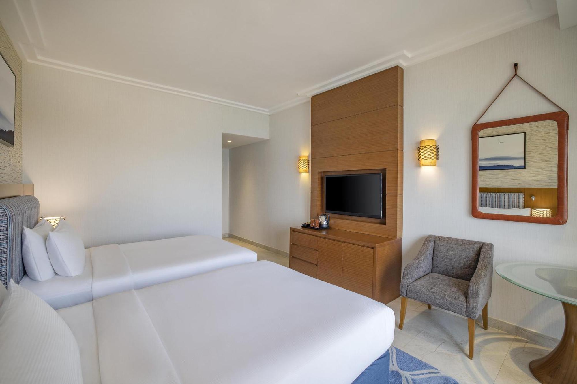Zweibettzimmer mit Balkon und Inselblick